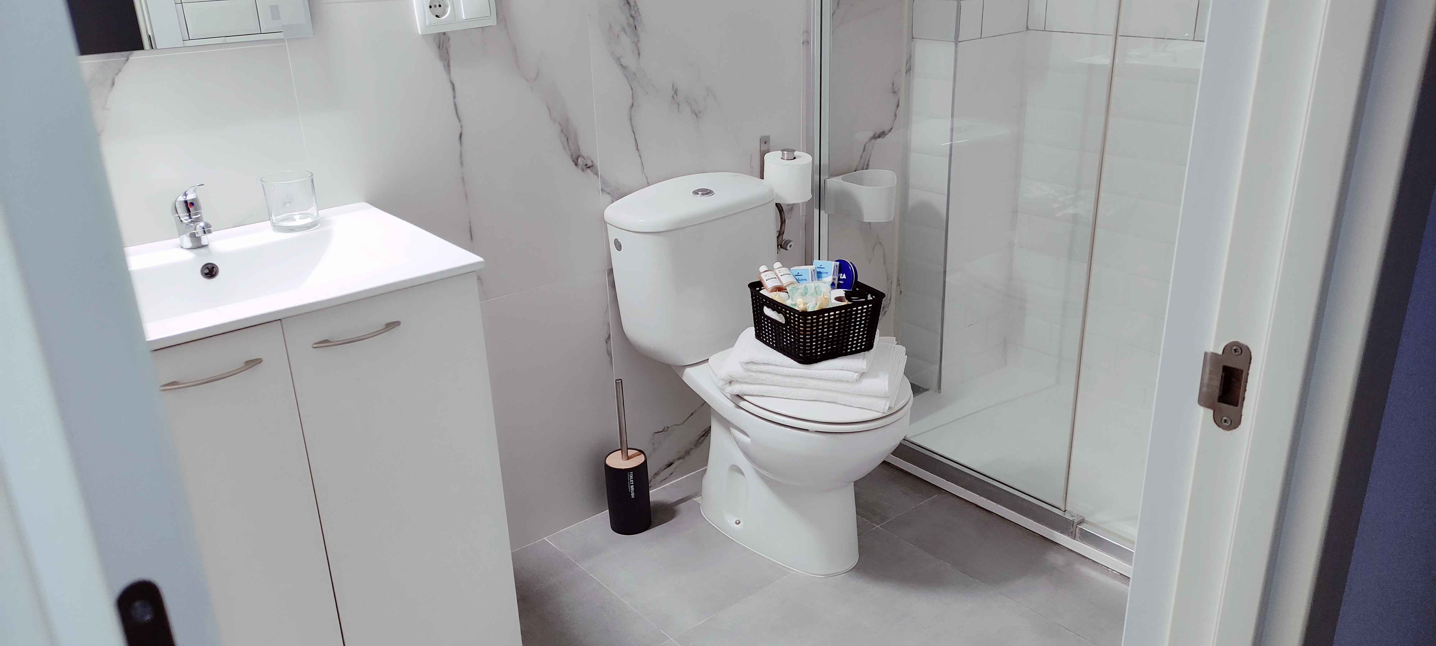 Baño con revestimiento de mármol