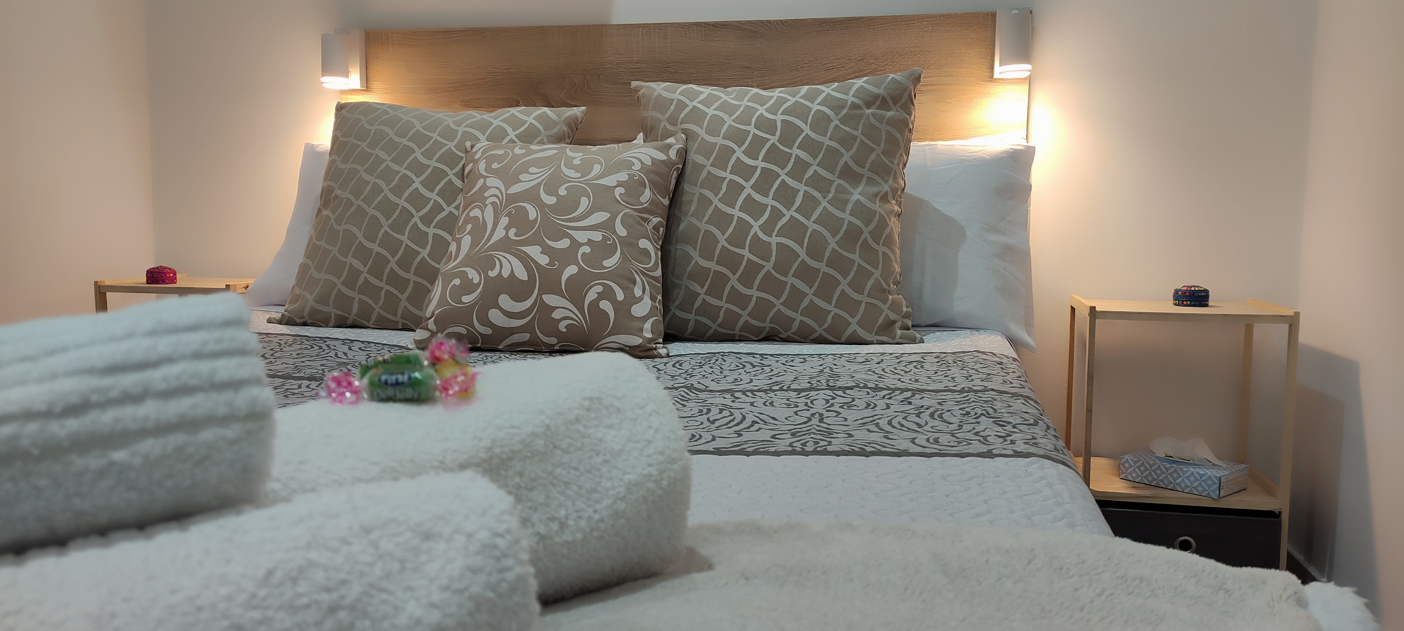 Dormitorio con detalle de cojines