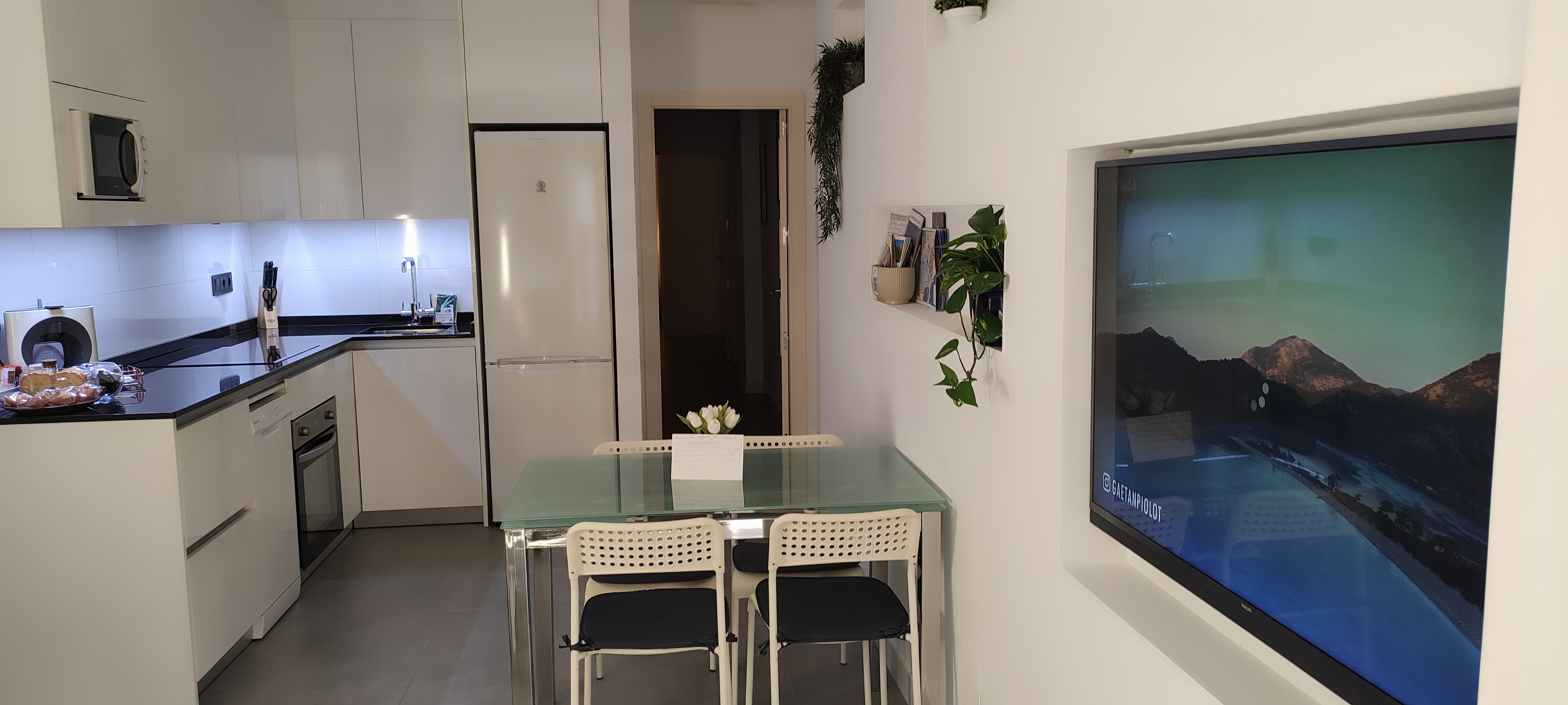 Cocina equipada y zona de comedor