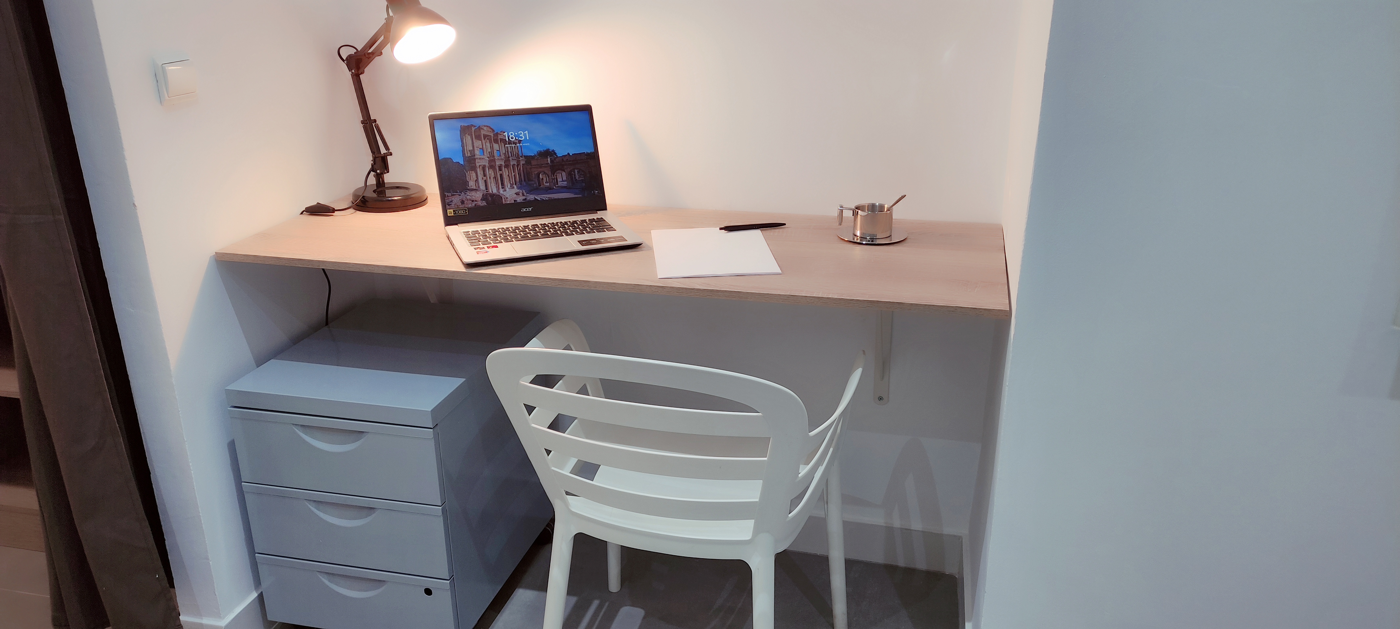 Zona de trabajo con escritorio