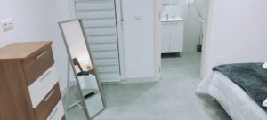 Amplia habitación con baño incluido en Apartamento La Paz en Torrellano Elche. Cerca del aeropuerto.